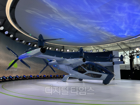 현대자동차그룹 슈퍼널이 올해 초 미 CES 204에서 공개한 차세대 미래항공모빌리티(AAM) 기체 'S-A2' 실물 모형.